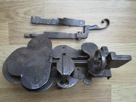 Antikes Türschloss mit Schlüssel geschmiedet