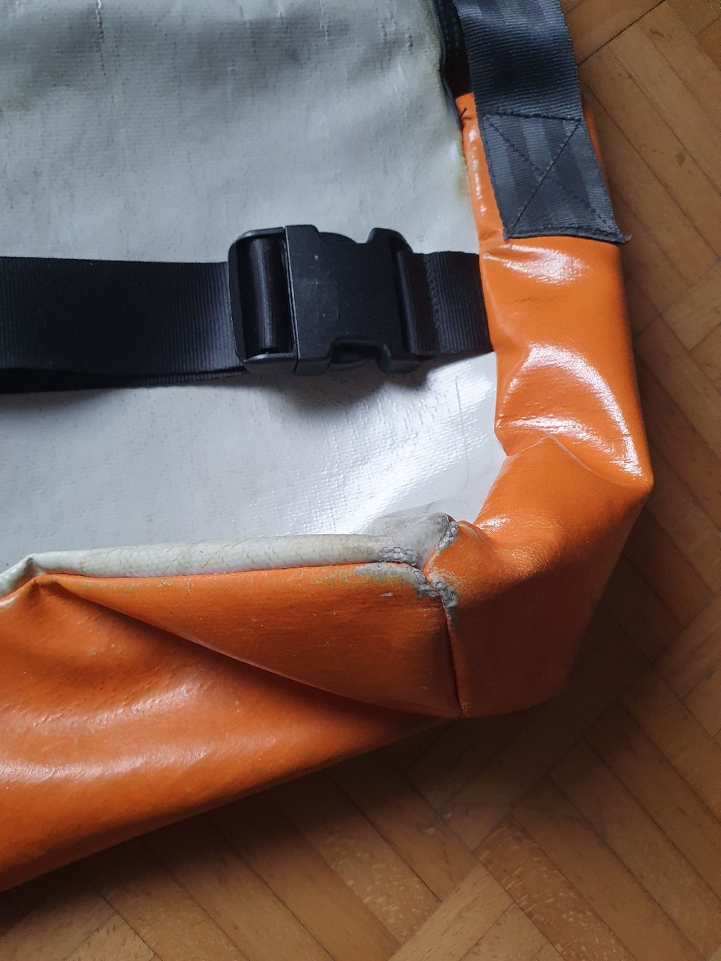 Freitag Borse: Freitag Messenger Bag weiss-orange – Usato da Luzern venduto da carmona. 6
