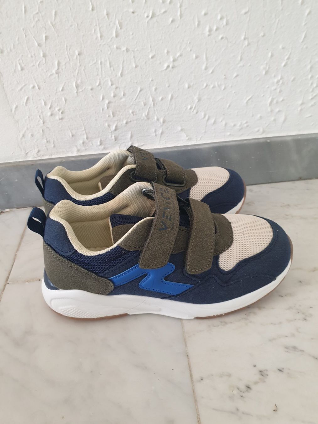 Schuhe für Jungen: Turnschuhe Grösse31 – Gebraucht aus Unterengstringen von Ypsilony 1