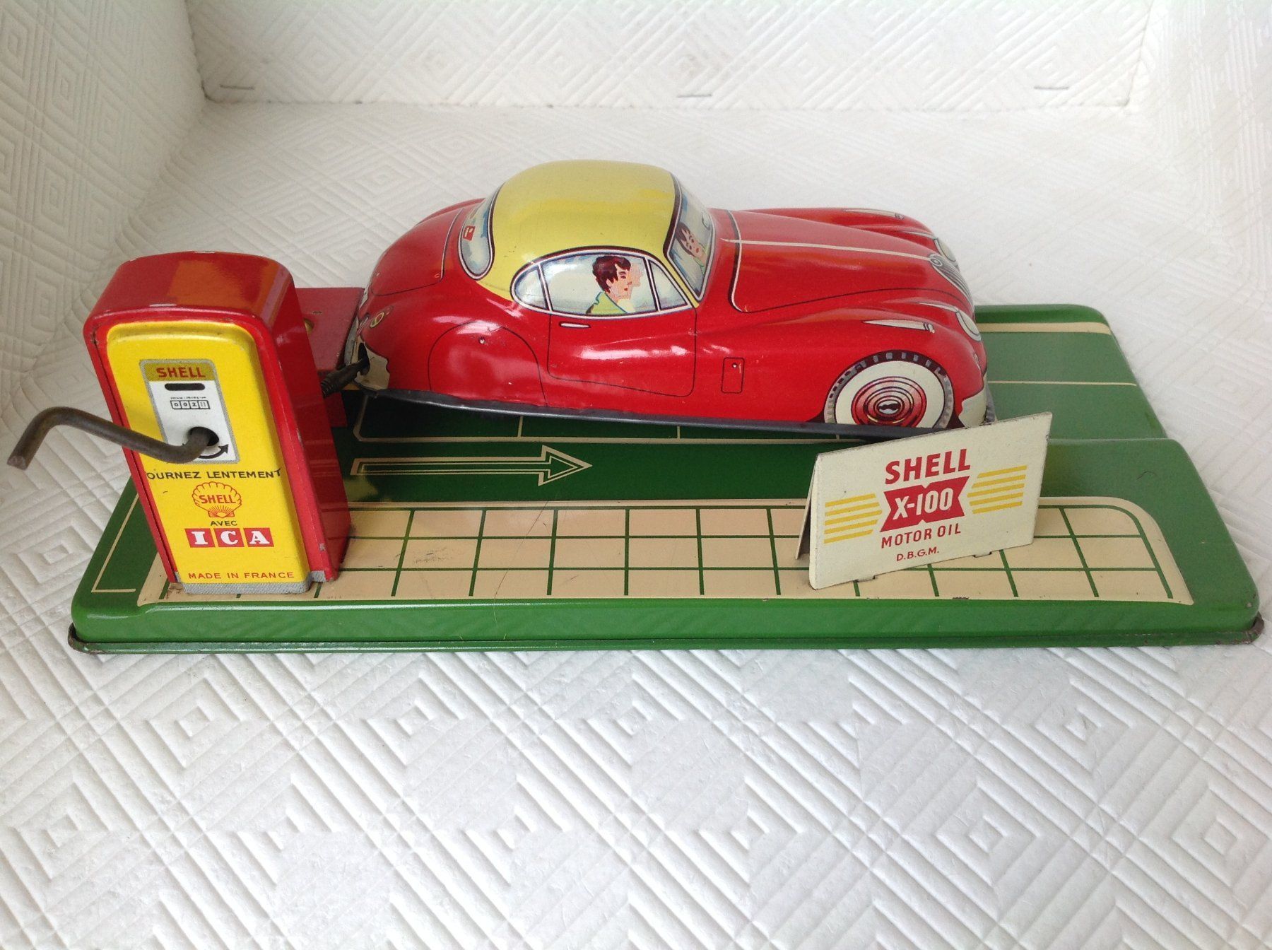 Giocattoli: Oldtimer Altes Blechauto , Jaguar XK mit SHELL Tankstelle – Usato da Seuzach venduto da Jage 1