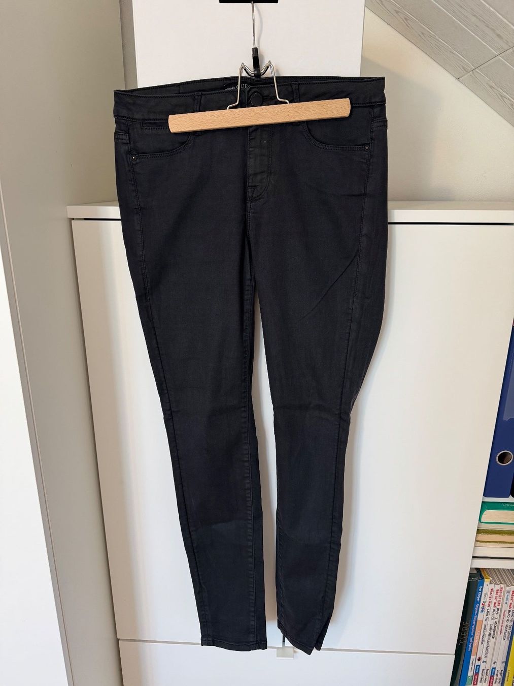 Hosen: Hose Guess – Gebraucht aus Arbon von flowerandfound