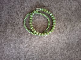 Trendige Armbänder, zart grün mit Glasperlen – Sommer Look!