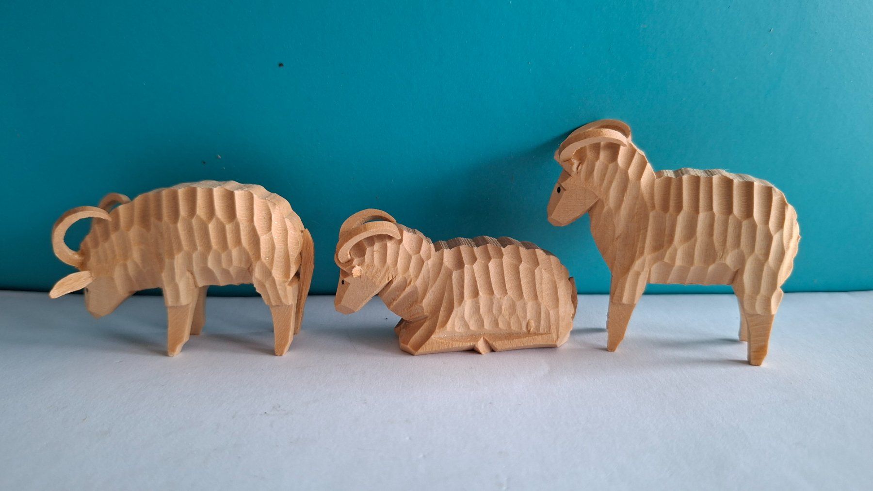 Statuette: Holzfiguren: 3er Set, handgeschnitzt, Widder, Deko – Usato da Opfikon venduto da Diversamente 3