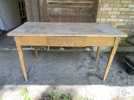 Alter Holztisch, reparaturbedürftig 