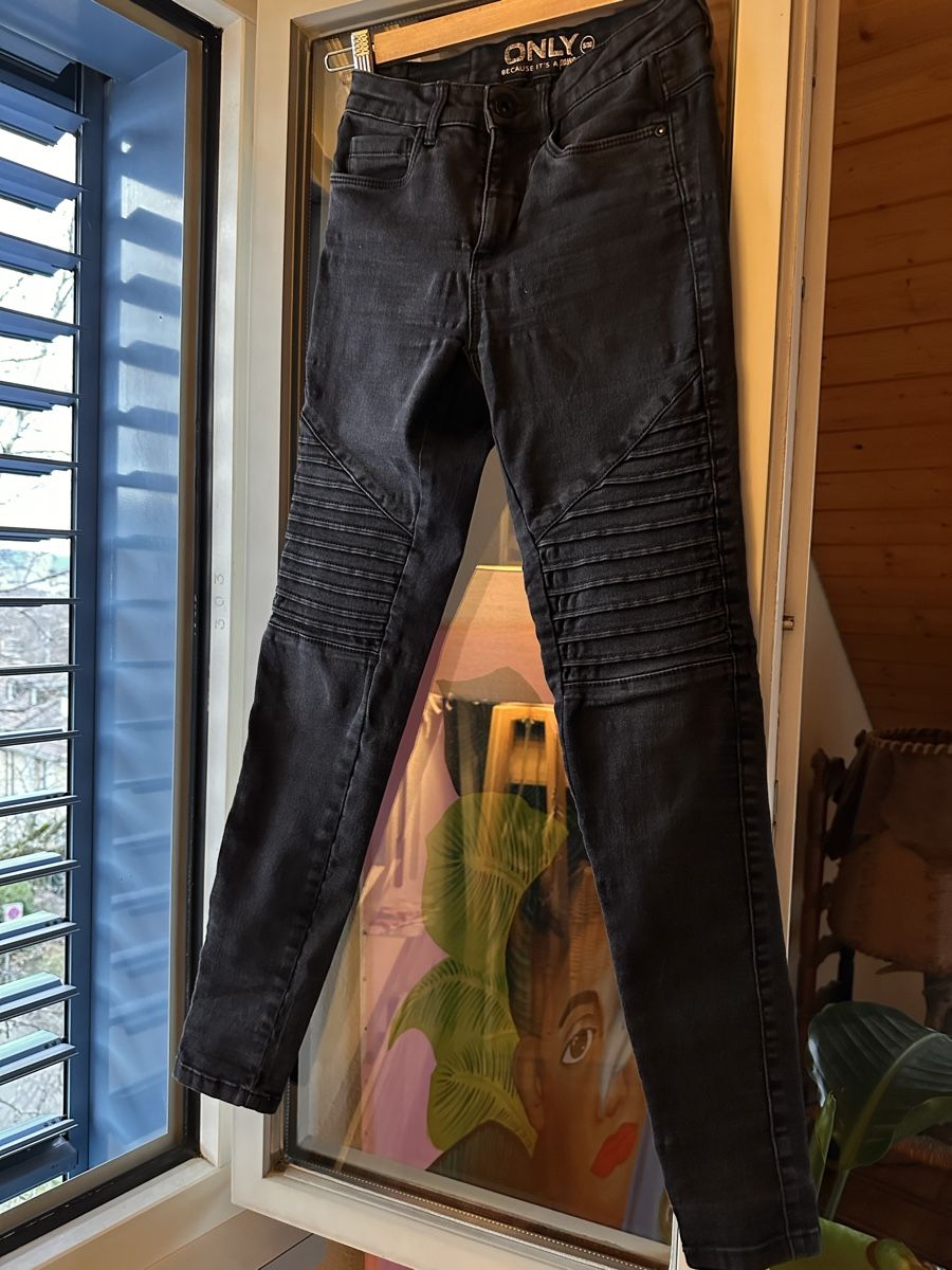 Only Jeans: Schwarze Jeans Stretch mit Kniedetail – Usato da Zürich venduto da BettinaMarie2308