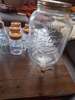 Getränkedispenser mit 10 Gläser mit Deckel
