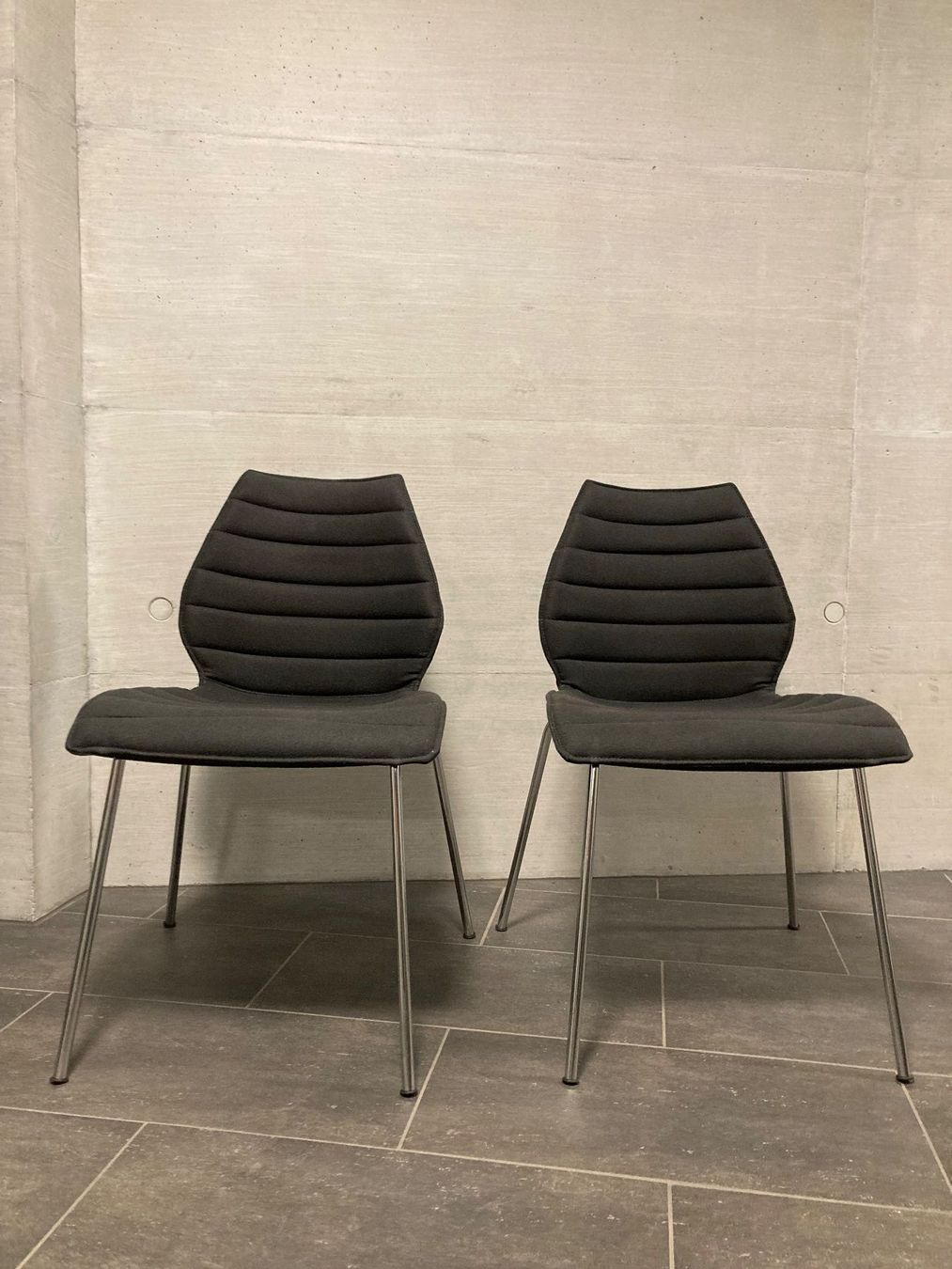 Stühle: 4 x Design Stühle Stoff dunkelgrau, Chrombeine – Gebraucht aus Luzern von Aura13