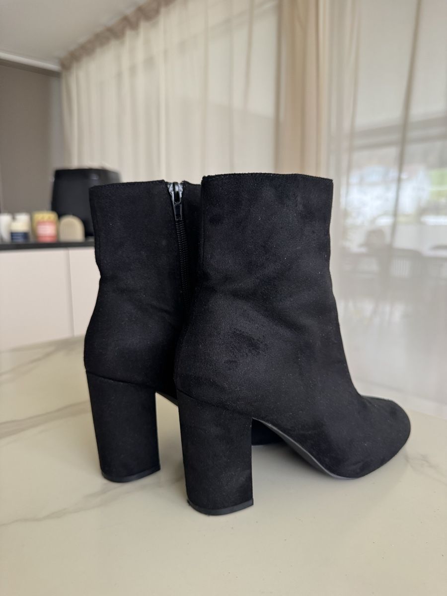 Scarpe da donna: Schwarze Wildleder Stiefeletten - Grösse 37 – Usato da Rickenbach LU venduto da Steffischuepfer 2