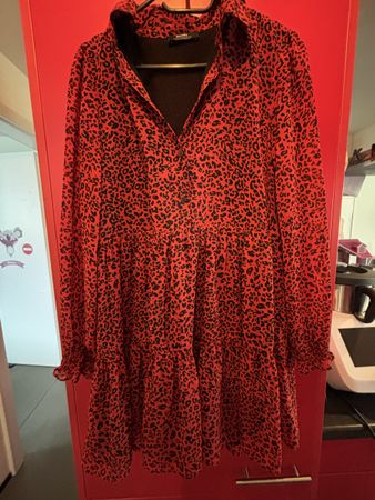 Robe Bershka rouge motif léopard taille M tendance