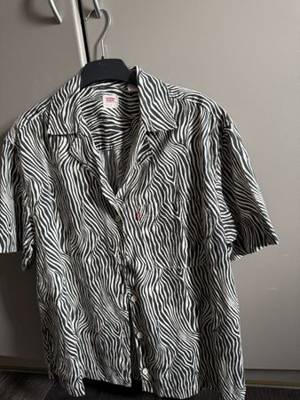 Levi's chemise rayée zèbre, taille S - Parfait pour l'été!
