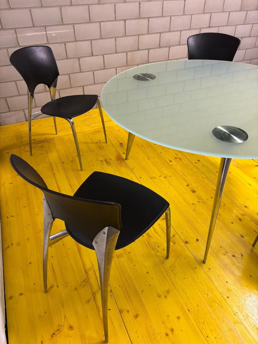 Set di tavolo e panche: Philippe Starck - Designer Glastisch mit 4 Stühlen – Usato da OLTEN venduto da lululoveslemon99 1