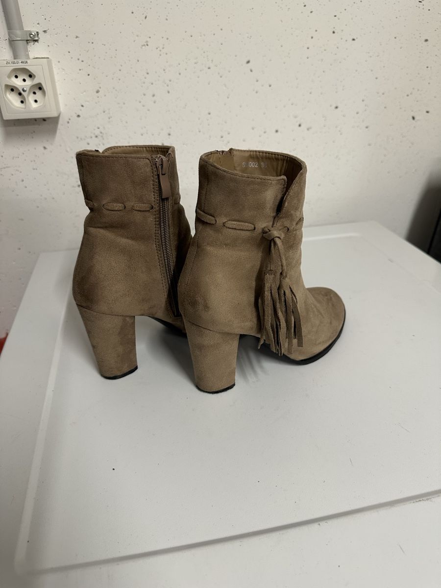 Scarpe da donna: Stiefeletten Wildlederimitat – Usato da Affoltern am Albis venduto da avu_8kpq