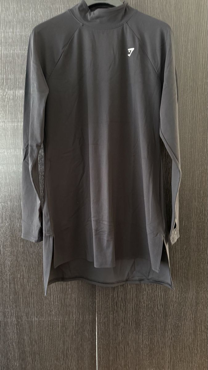 Gymshark Top: Modest Longline Gymshark Top – Usato da Zürich venduto da sel_9kd