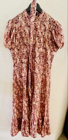 Langes schön tailliertes Kleid