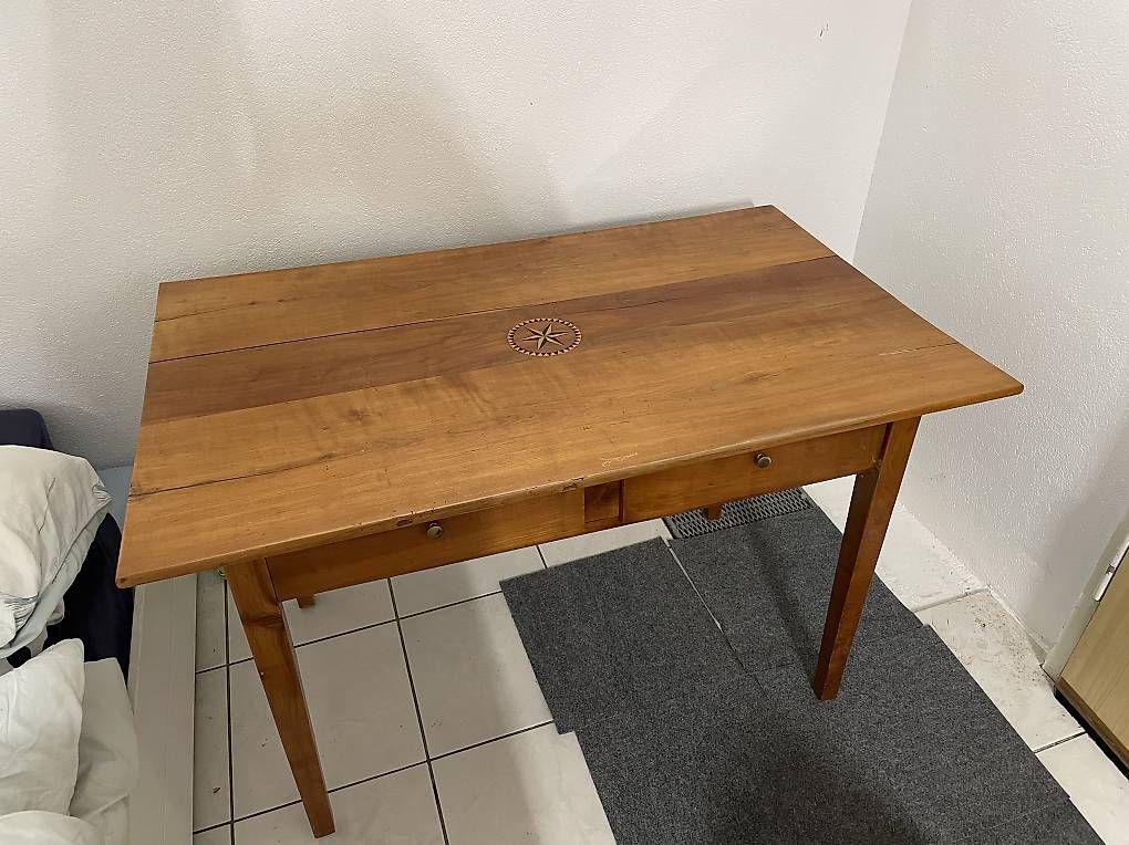 Tavoli: Rustikaler Holztisch mit Schubladen & Kompass – Usato da Basel venduto da sts82