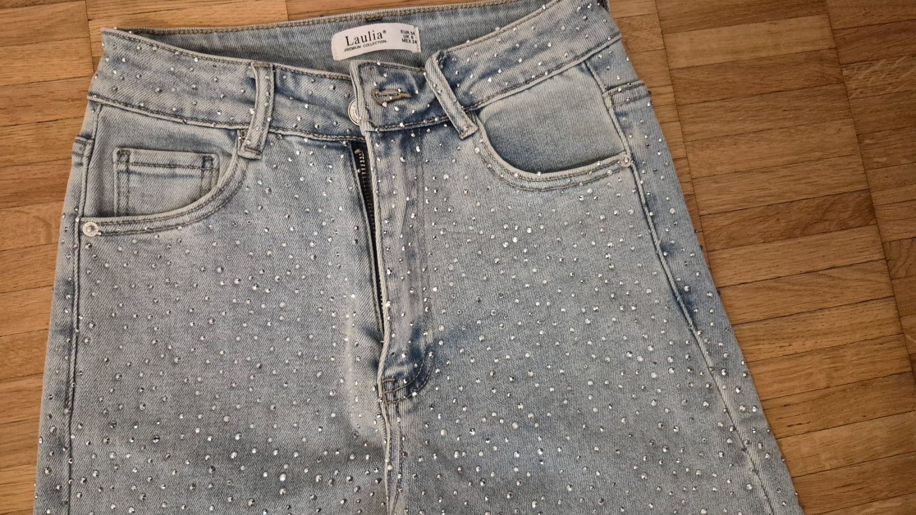Jeans: Jeans Laulia hellblau mit Strasssteinen Grösse 34 – Usato da Suhr venduto da aura06 1