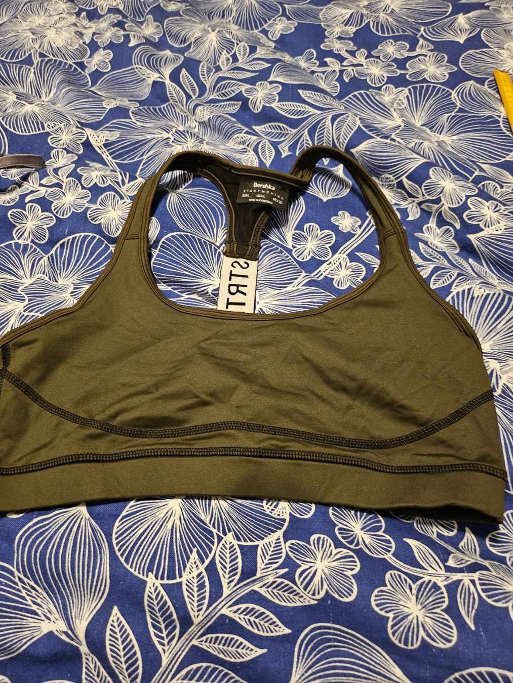 Top: Sport Bh  Bershka gr L – Nuovo (secondo la descrizione) da Dietikon venduto da Eleda
