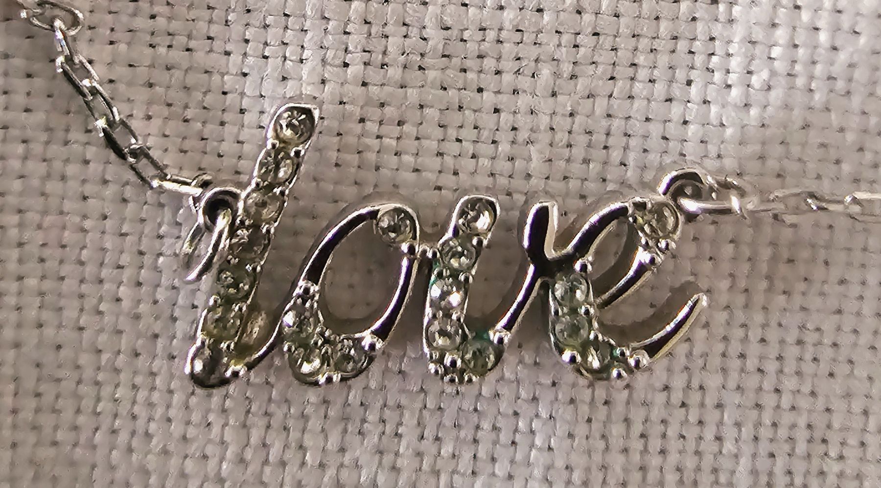 Swarovski Catenine: "LOVE" SWAROVSKI HALSKETTE – Nuovo (secondo la descrizione) da Laupen BE venduto da AUSSIEGIRL1109