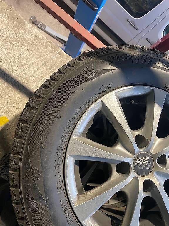 Pneumatici & Ruote complete: 4 roues complètes avec pneus cloutées – Usato da Yverdon les bains venduto da Tquad1400 2