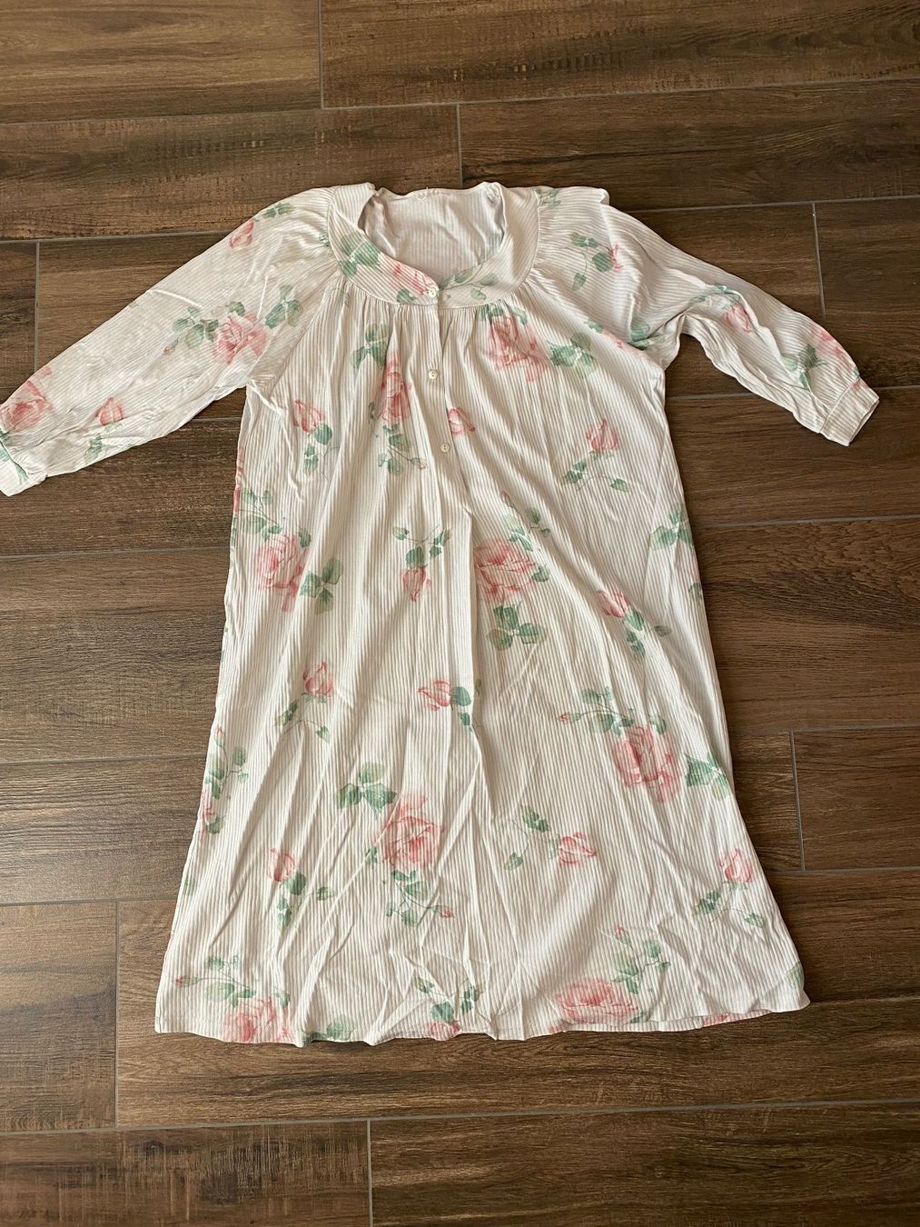 Negligees & Pigiami: Nachtthemd mit Rosen weiss Gr. 44 - 46 – Usato da Pratteln venduto da a23_j2gs 1