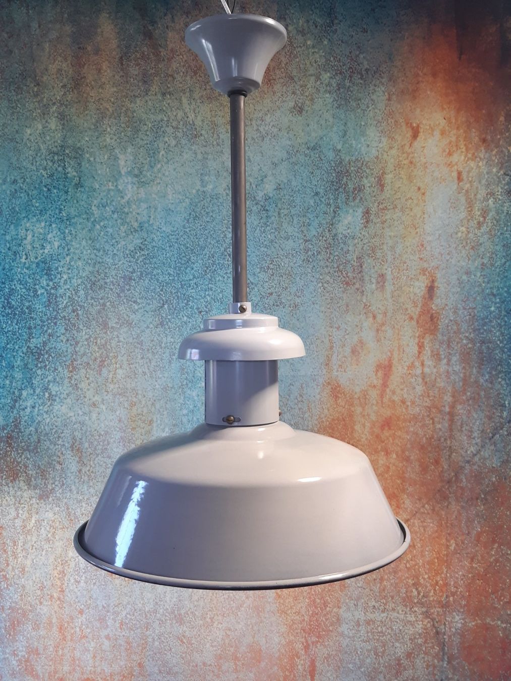 Lampen: zwei Emaille Industrie Lampen – Gebraucht aus Winterthur von lampenretter 1