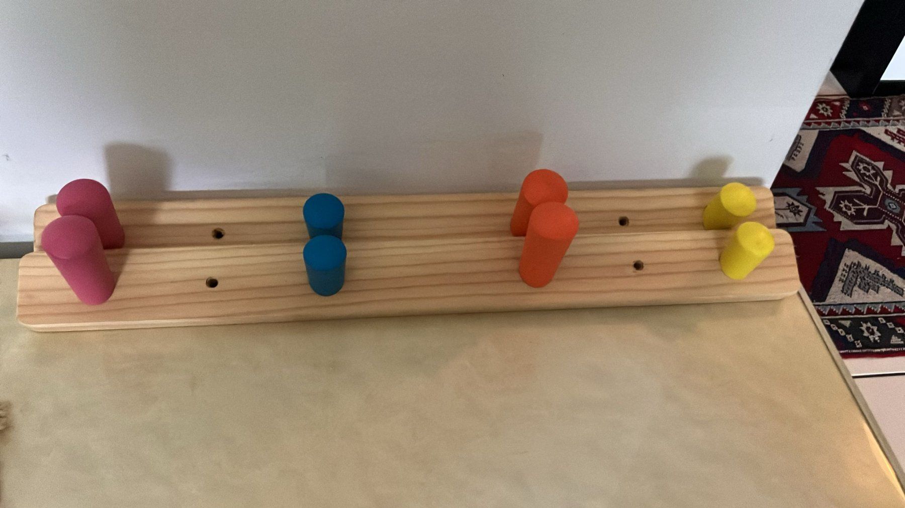 Appendiabiti: 2 appendiabiti in legno colorato – Usato da Melano venduto da H-Sara 1