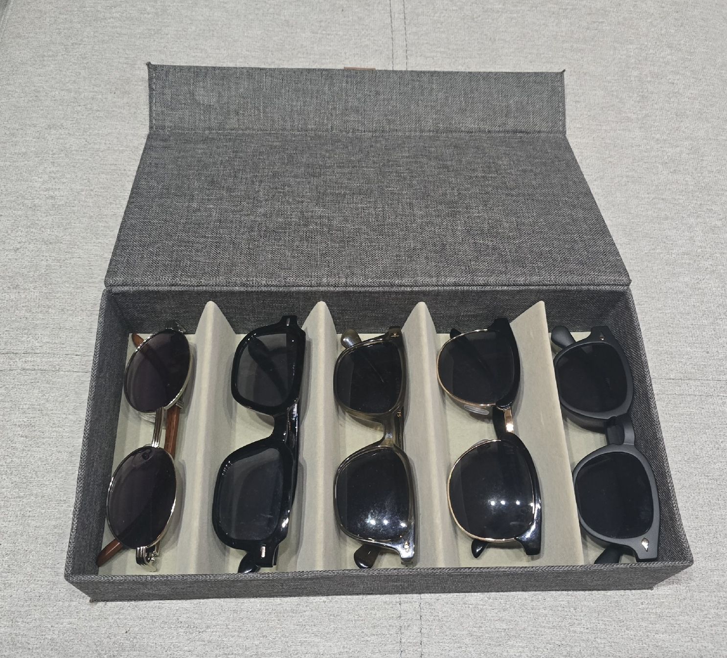Brillen & Gläser: Sonnenbrillen Box Grau mit  6 Brillen – Gebraucht aus Ferden von Wunderfitz