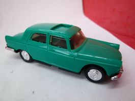 Peugeot 404 - grün -Kunststoff - sehr altes Modell von Norev