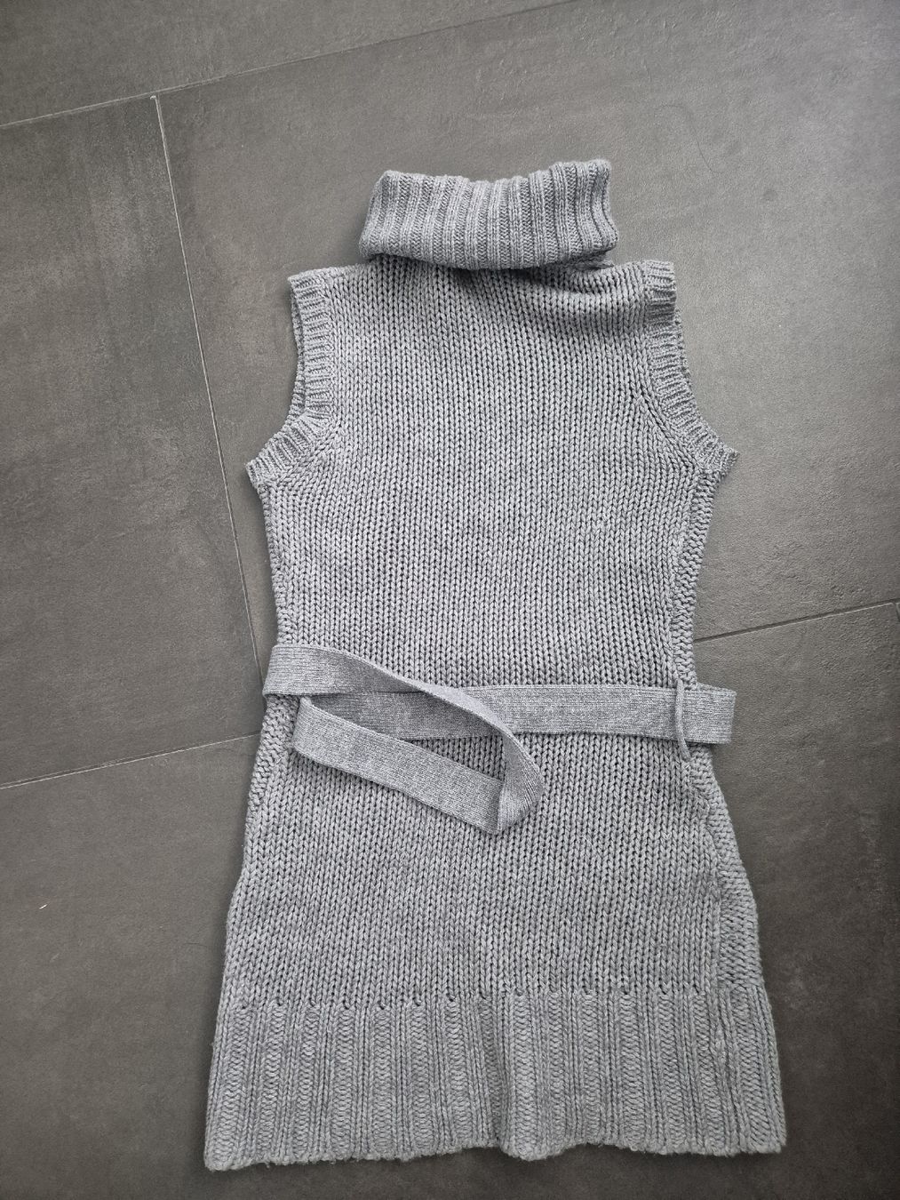 Robes: ärmelloses Strickkleid, grau Grösse S – D'occasion à Unterägeri par Idecurtins 1