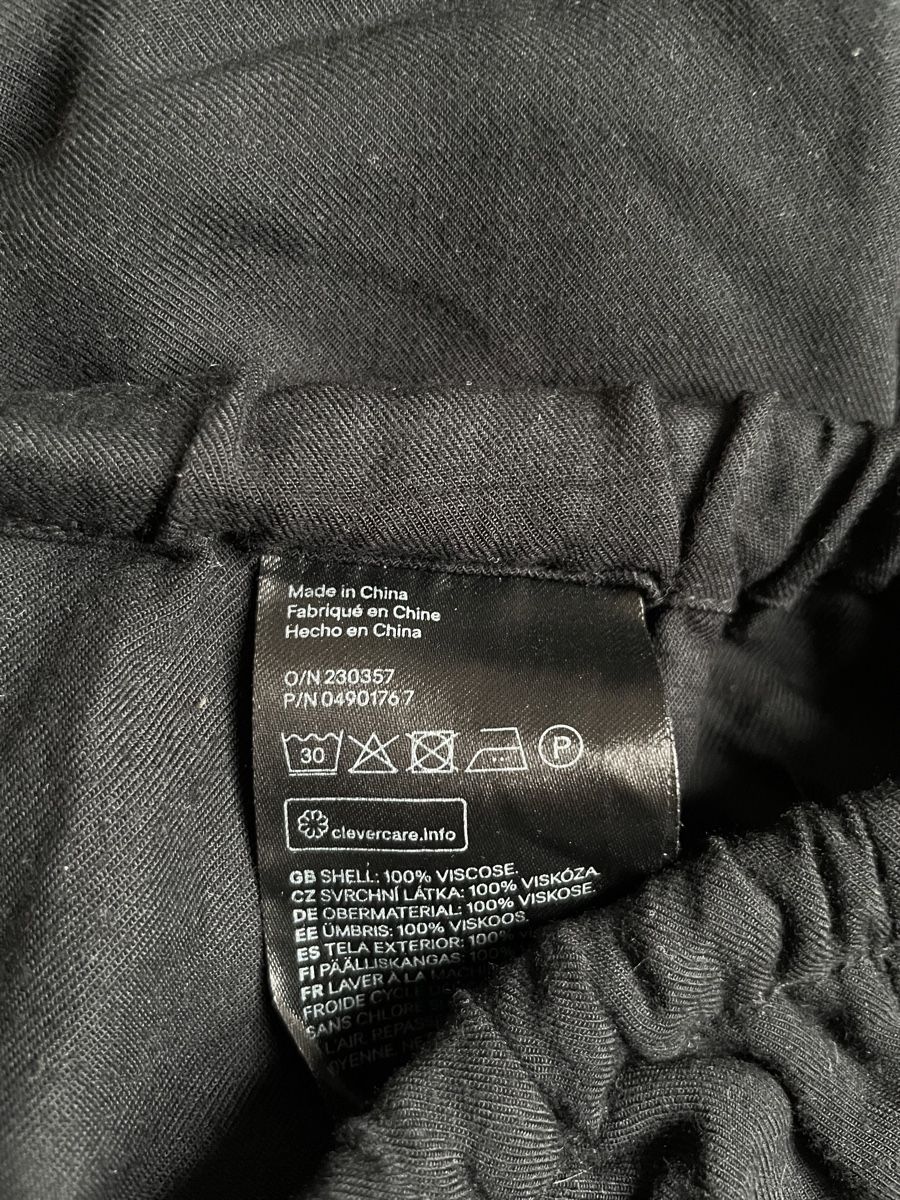 H&M Pantaloni: H&M black sweatpants, size 34 – Usato da Zürich venduto da daria_m 2