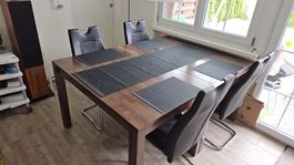 2 Tische, Holz, stabil, mit seidenglänzender Holzimitation.