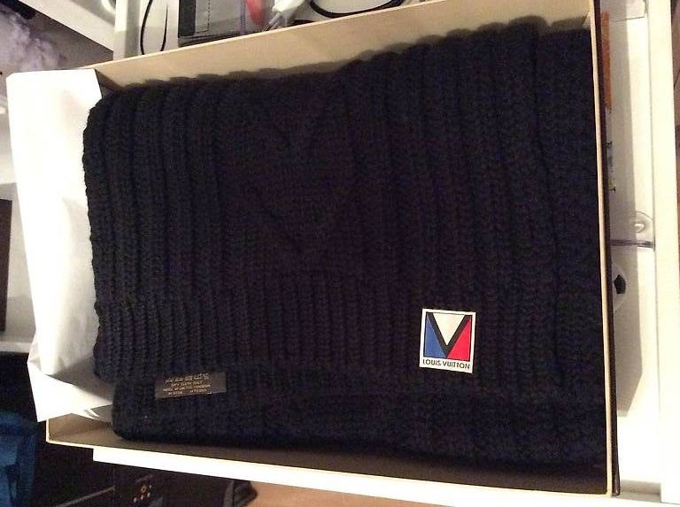 Louis Vuitton Sciarpe: Écharpe Louis Vuitton en laine V – Nuovo e nell'imballaggio originale da Bouveret venduto da seb_rjx8 1
