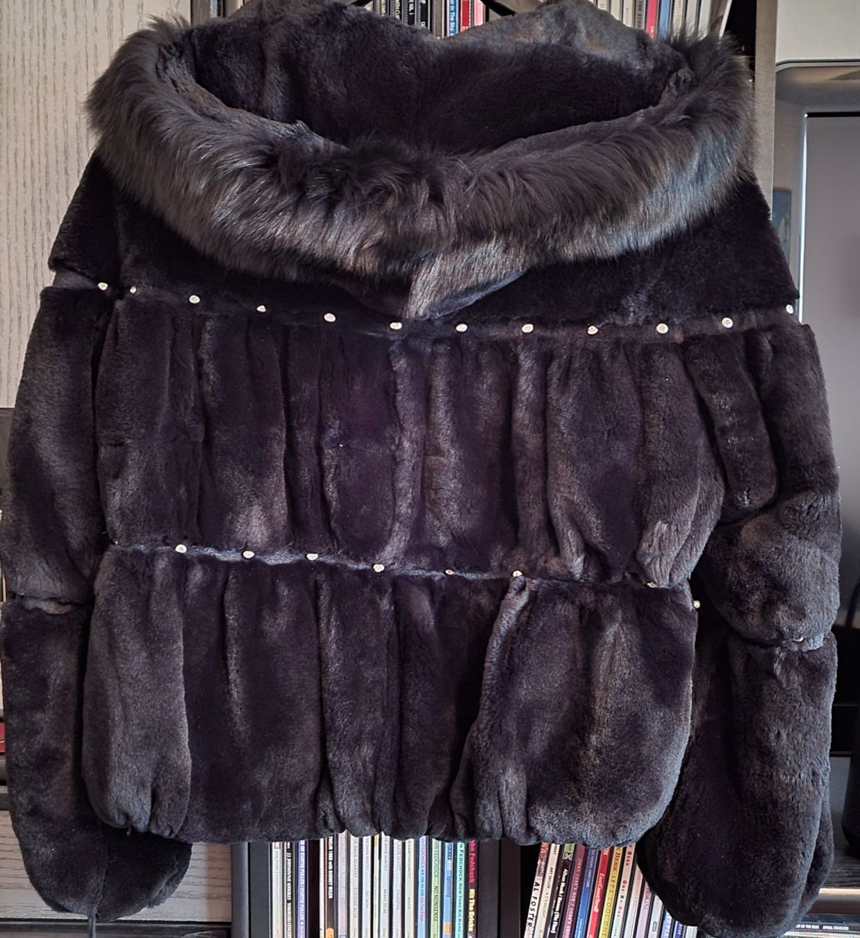 Giacche: Veste en fourrure avec capuche. – Usato da Neuchâtel venduto da wikit 2