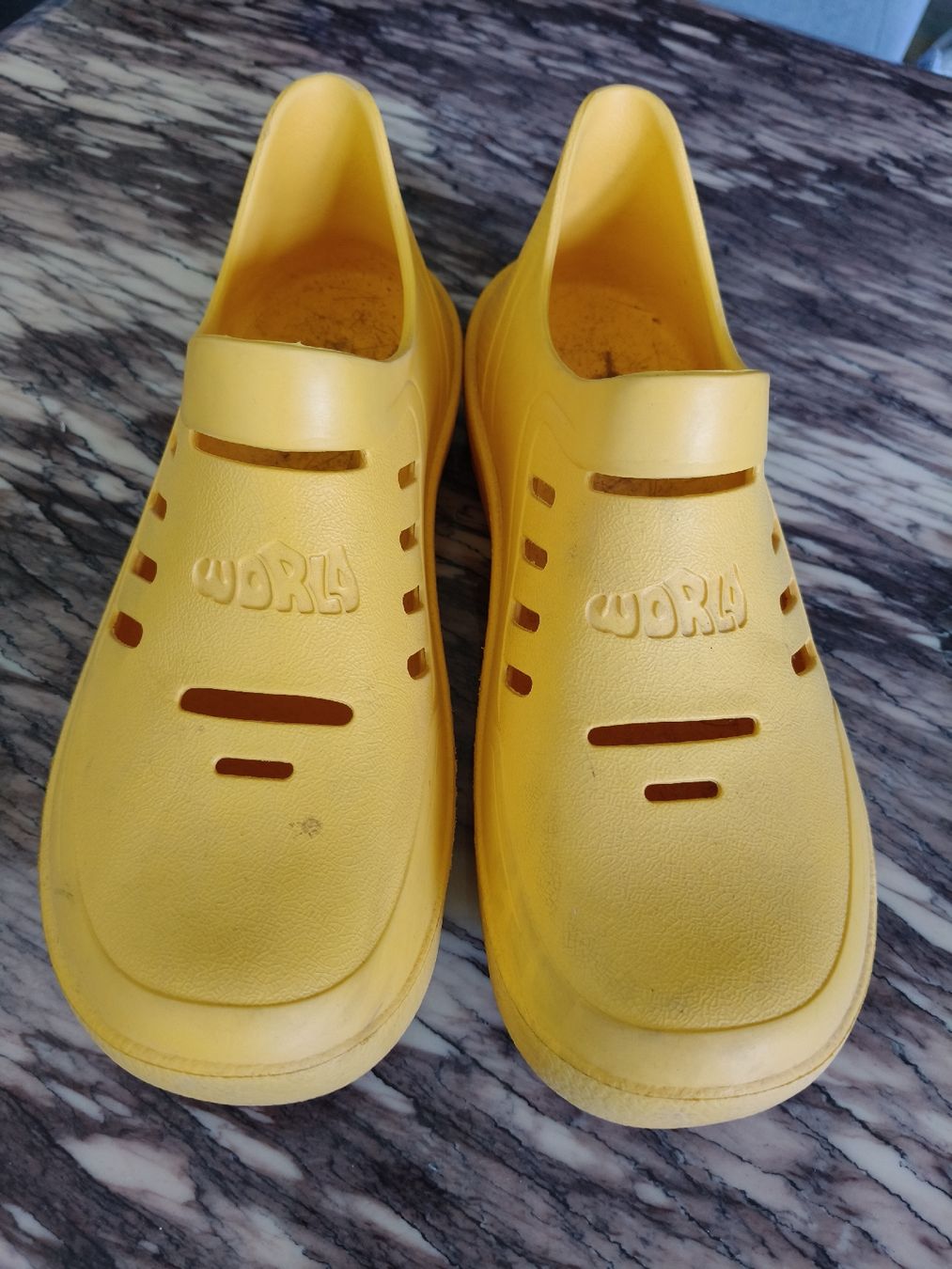 Scarpe da uomo: Yellow clogs size M9/W10 used condition – Usato da Zürich venduto da sha_vw65