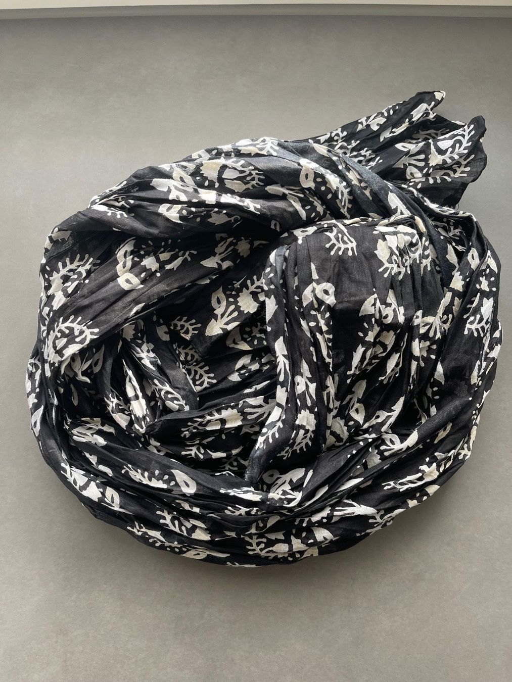 Foulards, Tücher & Schals: SCHAL SCHWARZ / WEISS - FABRIKNEU – Neu und originalverpackt aus Honau von sainj 1