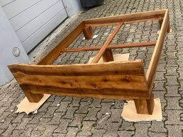Sehr schön Bett aus Nussbaumholz