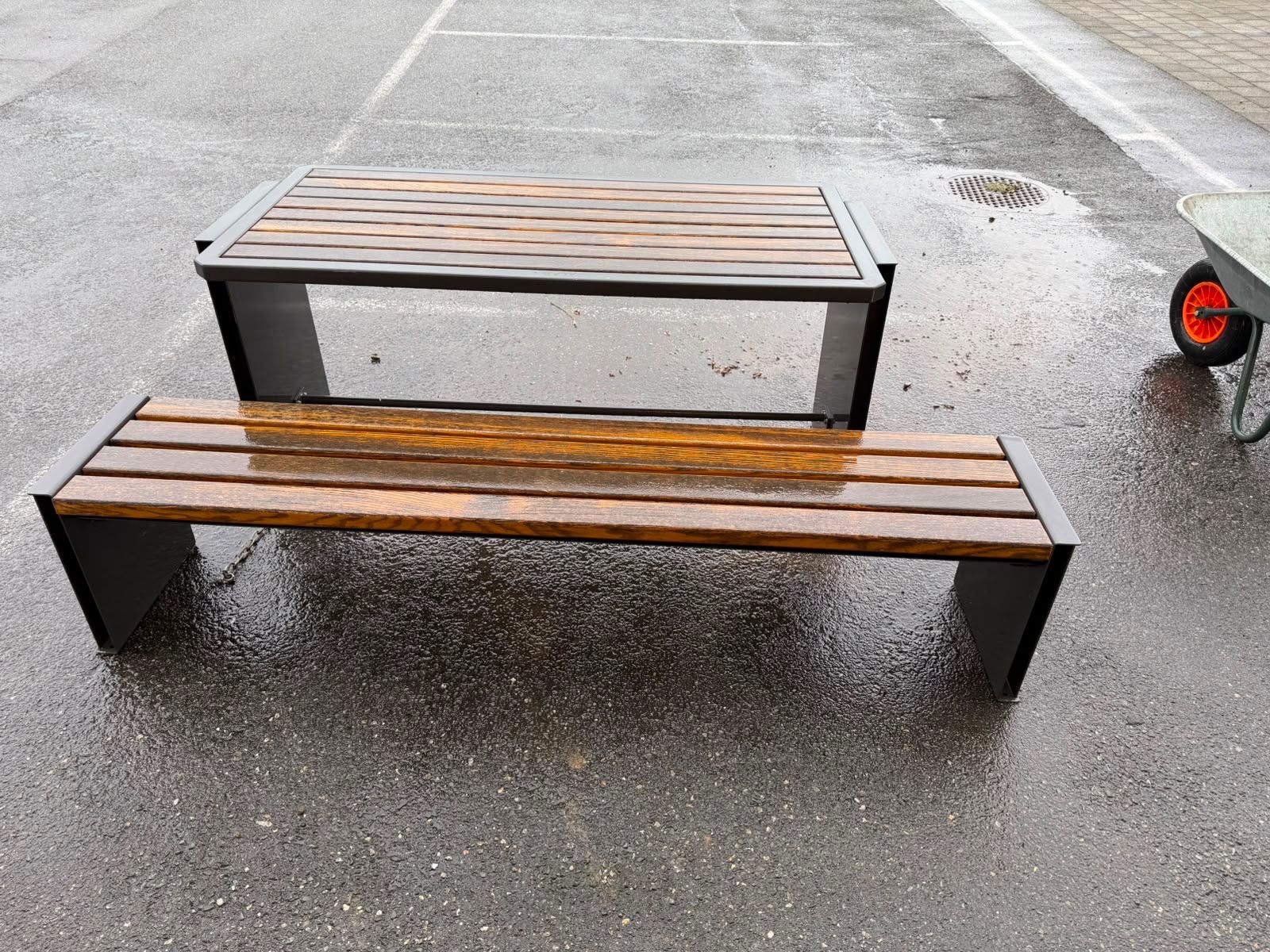 Tischset: 1 Metalltisch mit 2 Bänken – Gebraucht aus Othmarsingen von Bauamt_5504 2