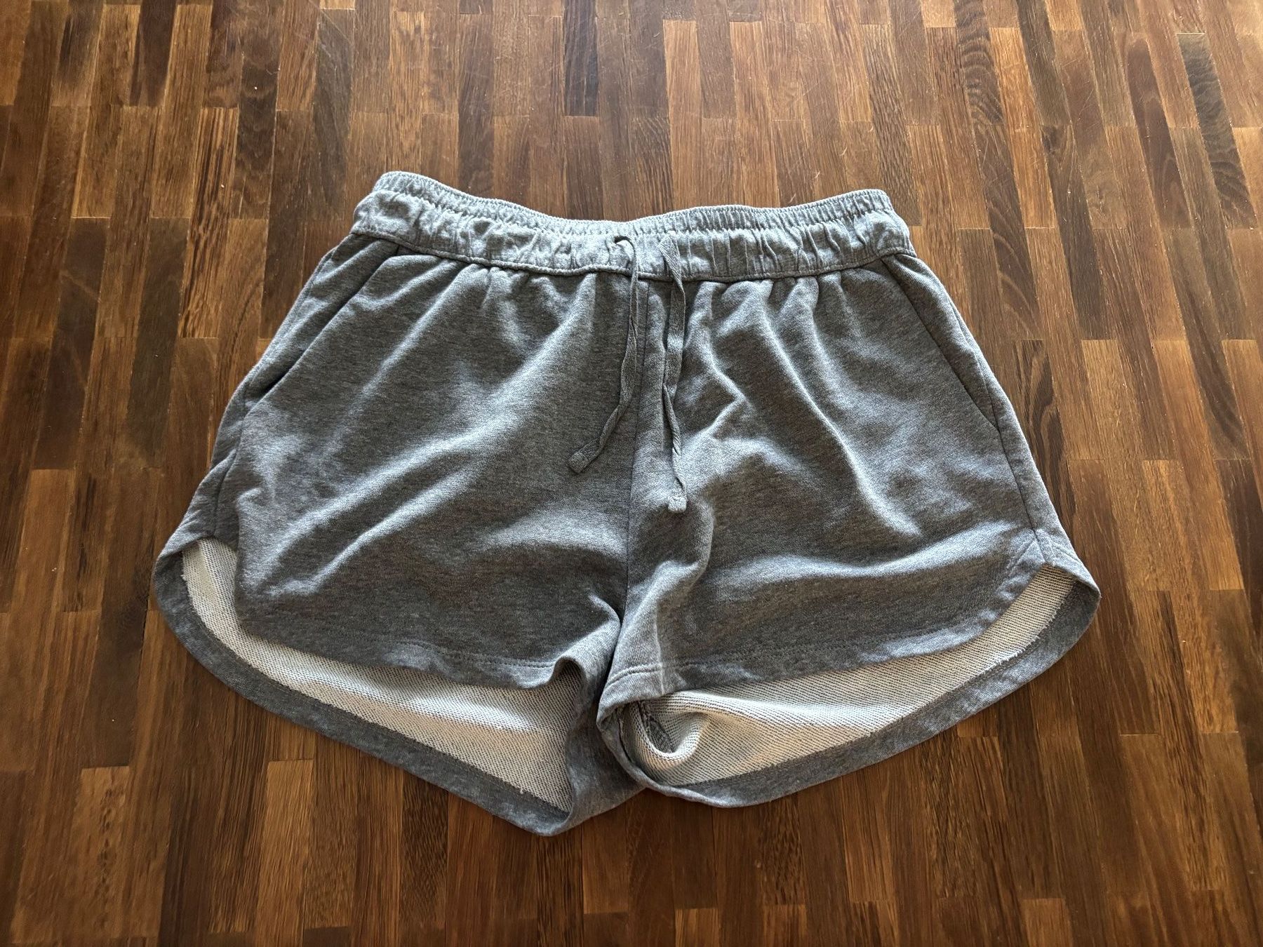 H&M Pantaloni: H&M Shorts grau Grösse S – Usato da Hinwil venduto da liviipivii