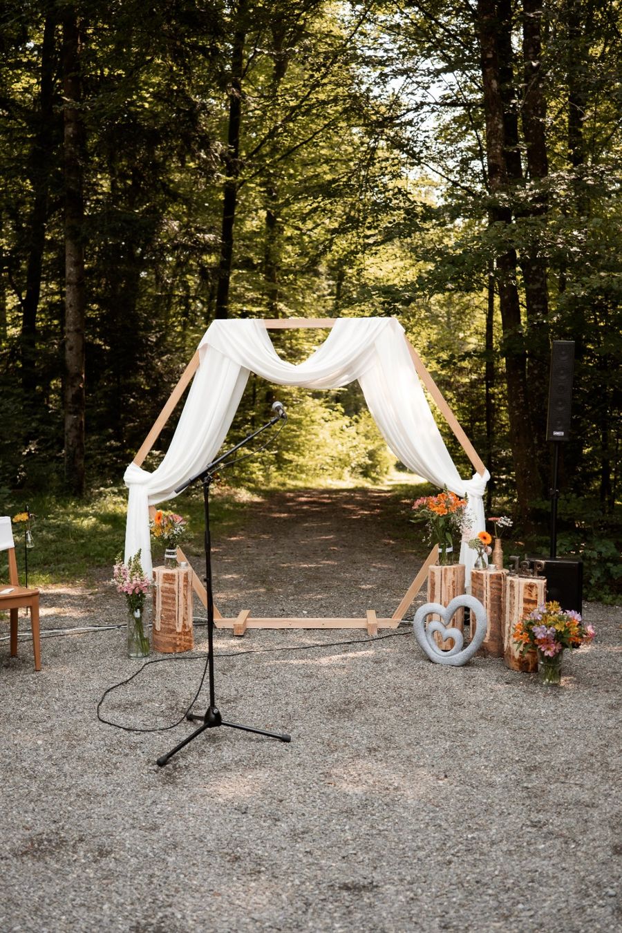Tutte le decorazioni: Traubogen inkl. 5 weisse Stoffbahnen Hochzeit – Usato da Bremgarten AG venduto da easy01