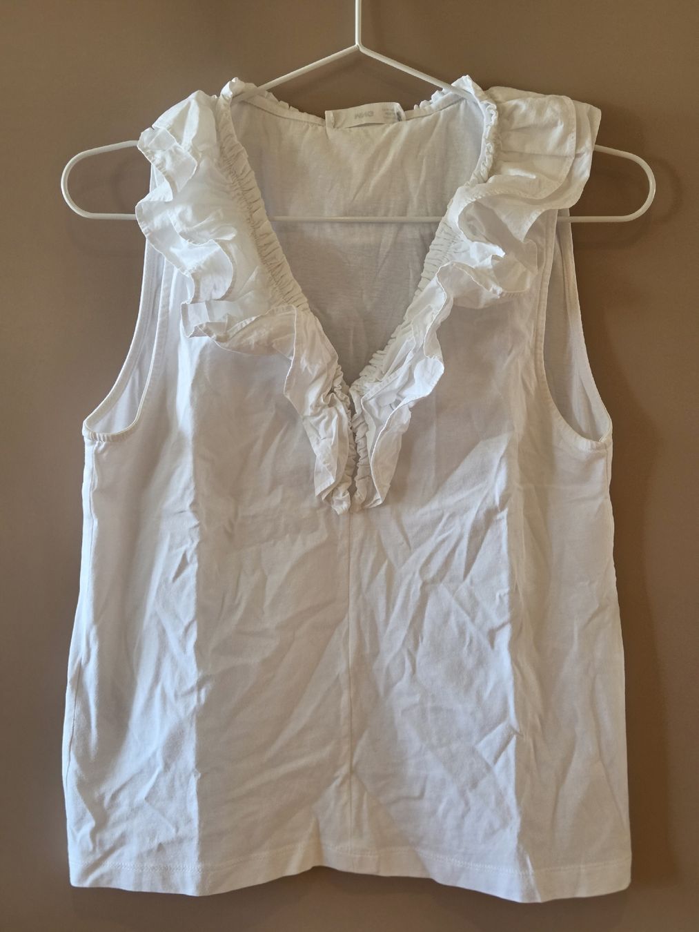 Mango Top: MANGO weisses Sommertop mit Rüschen – Usato da Emmen venduto da GrabandGo