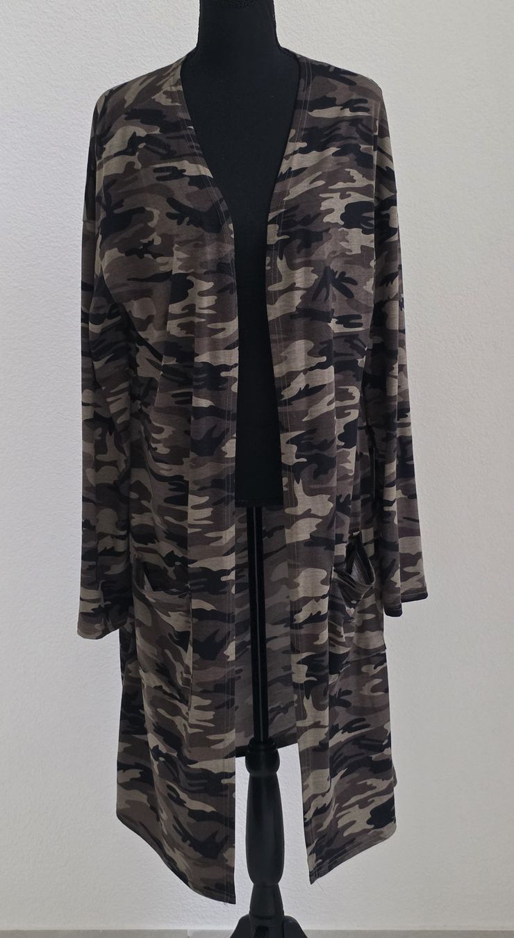 Giacche: Damen Cardigan Tarnmuster   Grösse XL – Usato da Rheinsulz venduto da Gilea