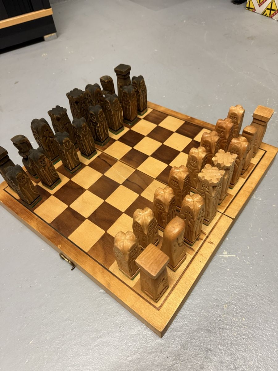 Spiele: Handgeschnitztes Schachspiel aus Holz - Einzigartiges Design – Gebraucht aus Brüttisellen von stanos 2
