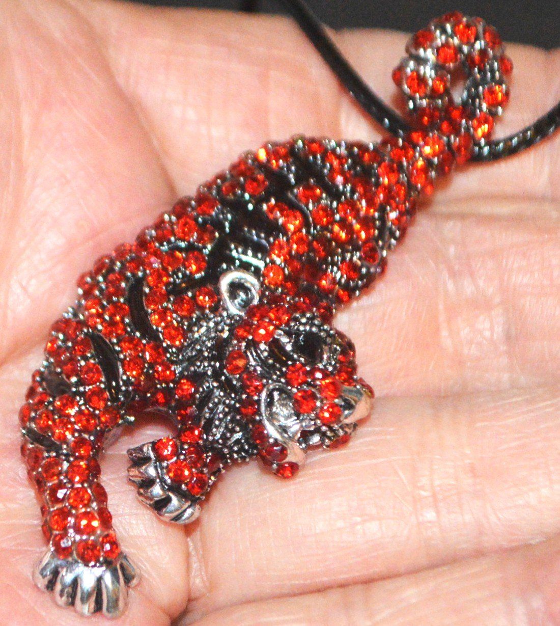 Spille & Fermagli: Brosche oder Halskette K-1424E– Tiger - Emaille & Strass Rot – Nuovo e nell'imballaggio originale da Goldiwil (Thun) venduto da han_v5b7 1
