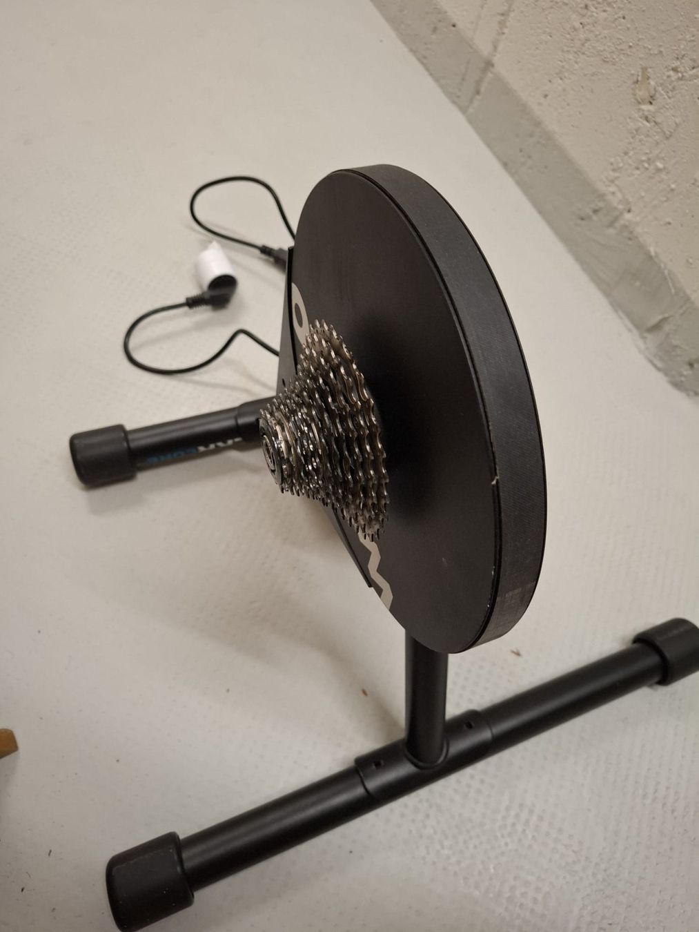 Wahoo Vélos d'appartement: Wahoo Kickr Core Rollentrainer – D'occasion à Basel par schwerdt 2
