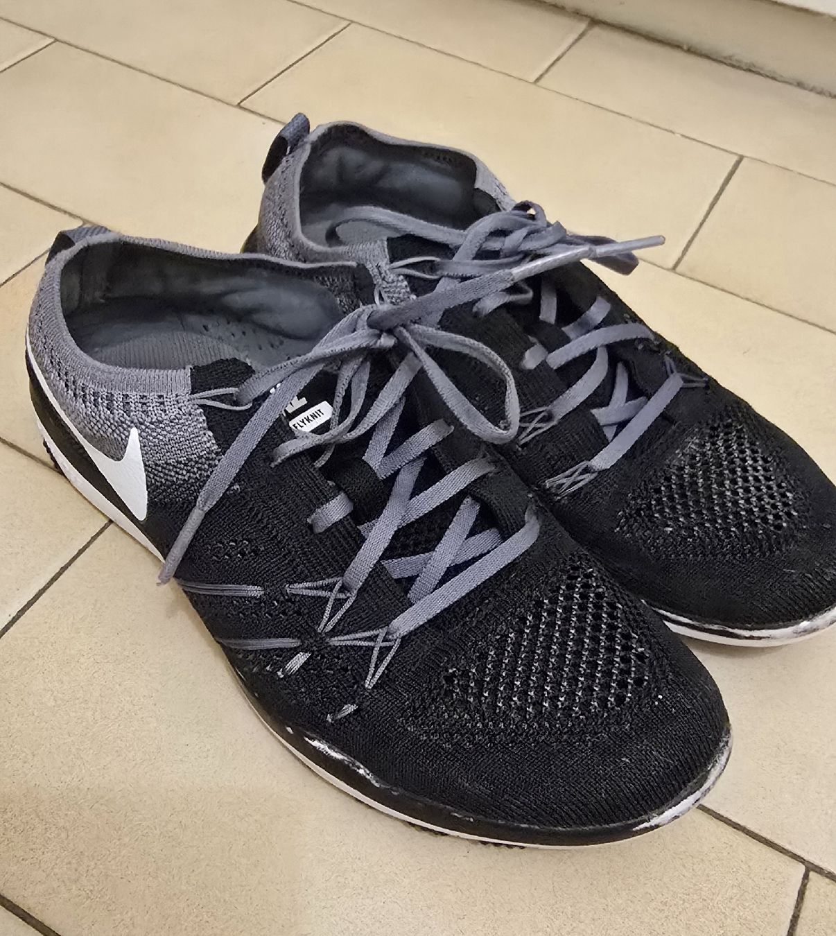 Nike Scarpe da donna: Baskets Nike Flyknit grises et noires, T36 – Usato da Genève venduto da Saleena