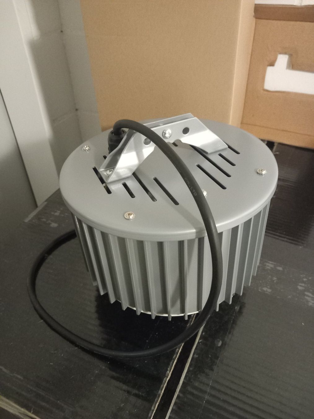 Lampen: Leuchtengehäuse DOTLUX  mit E40 Fassung – Neu und originalverpackt aus Thun von Beroshop