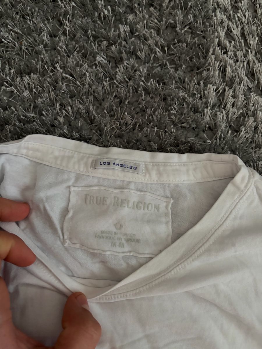 True Religion T-shirt: True Religion White Graphic Tee – Usato da Brislach venduto da edu_t6pq 2