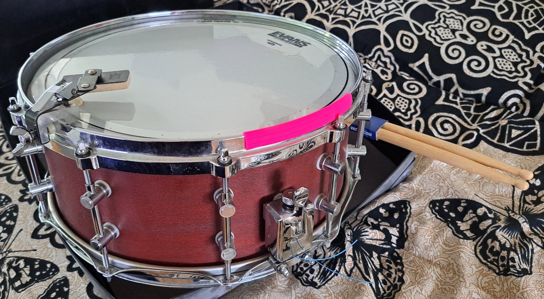 Strumenti musicali: Schalgzeug Snare Drum 14" Mahagoni mit Koffer und Sticks – Usato da Schlieren venduto da Rcaliforni