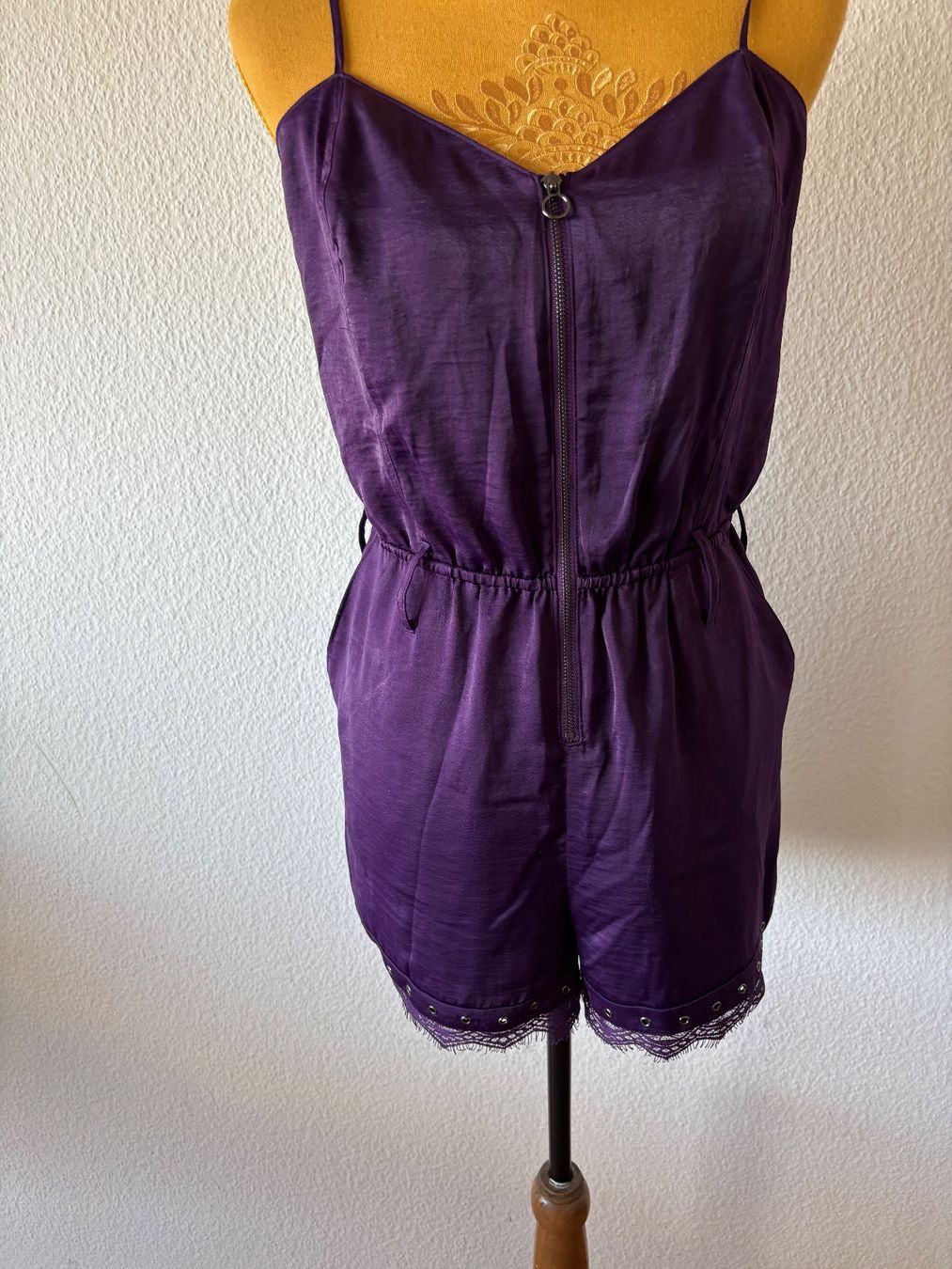 Guess Jumpsuits: Jumpsuit Guess Grösse M – Gebraucht aus Biel-Bienne von sarahthierry 1