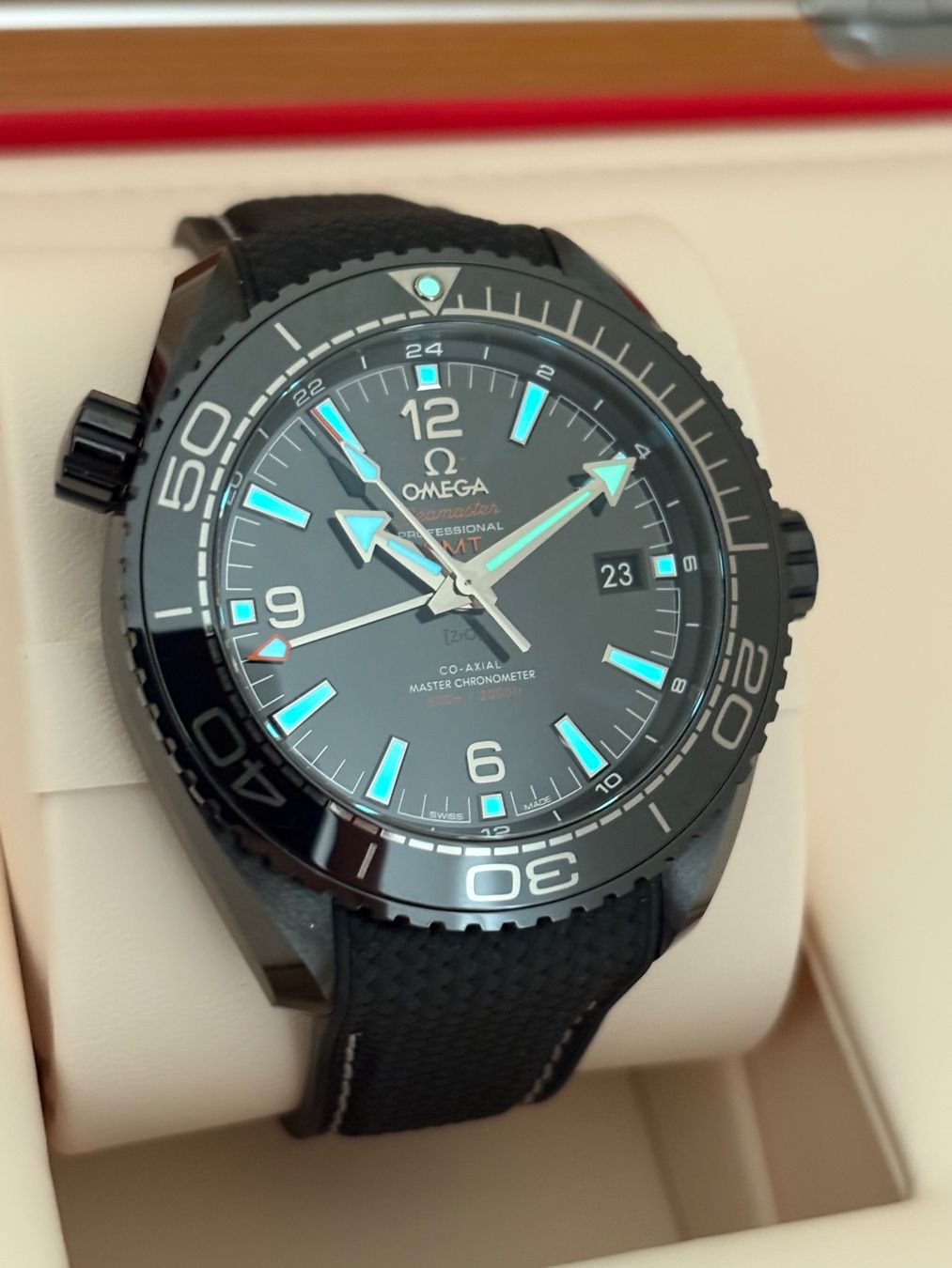 Omega Montres: OMEGA Seamaster Planet Ocean GMT Deep Black Fullset – D'occasion à Birsfelden par Mynos 3